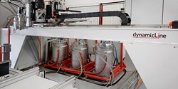 Die drei Komponenten werden über Drucktanks gefördert, links der dynamische Mischkopf für den Materialaustrag (Bild: Dopag)