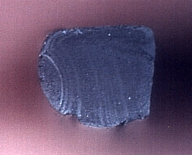 Querschnitt eines stark überhitzten O-Rings (kurze Betriebszeit) durch trockenen Anlauf einer Gleitringdichtung, auffällig sind bleibende Verformung und nur lokale Versprödung, der Kern ist noch voll elastisch (Bild: O-Ring Prüflabor Richter GmbH)