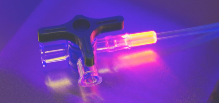 Neuer biokompatibler Klebstoff für Kunststoffe