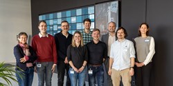 Die Teilnehmenden des Kick-offs (v.l.n.r.): Benedikte Hatz, Philipp Wohlfahrt (beide SKZ), Viktor Klein (UCB), Theresa Dörres (CCB), Jonathan Lambers (SKZ), Georg Weig (CCB), Nico Arbec, Daniel Berki-Kiss und Monika Wels (alle C.A.R.M.E:N e.V). (Bild: Luca Hoffmannbeck, SKZ)