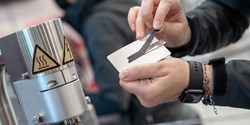 Plasmavorbehandlung ermöglicht die strukturelle Verbindung, nicht nur von Klebstoffen, sondern auch z.B. von Tapes für Anwendungen in der Automotive-Industrie (Bild: Plasmatreat GmbH)
