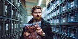 Die Vorbereitungen laufen: Geschäftsführer Luke Williams mit den neuen "Fokus-Produkten" (Bild: NH O-RING GmbH & Co. KG)
