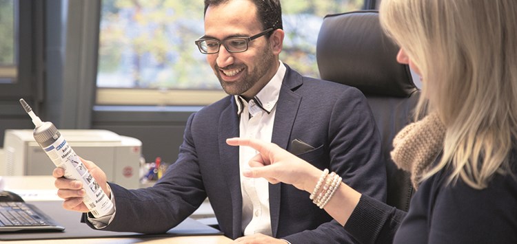 Klebt es oder hält es?