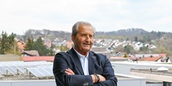 Für seine Verdienste als Unternehmer und engagierter Bürger wurde Rudolf Rampf mehrfach ausgezeichnet, darunter 2017 mit dem Bundesverdienstkreuz, 2008 mit der Wirtschaftsmedaille des Landes Baden-Württemberg sowie 2023 mit der Bürgermedaille der Gemeinde Grafenberg (Bild: RAMPF-Gruppe)