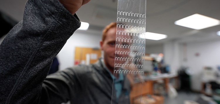 Klebeband inspiriert von japanischer Schneidekunst