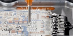 Am neuen Produktionsstandort wird man auch raumtemperaturvernetzende Silicone, wie z.B. Siliconvergussmassen zum Schutz empfindlicher Elektronikbauteile, herstellen (Bild: WACKER)