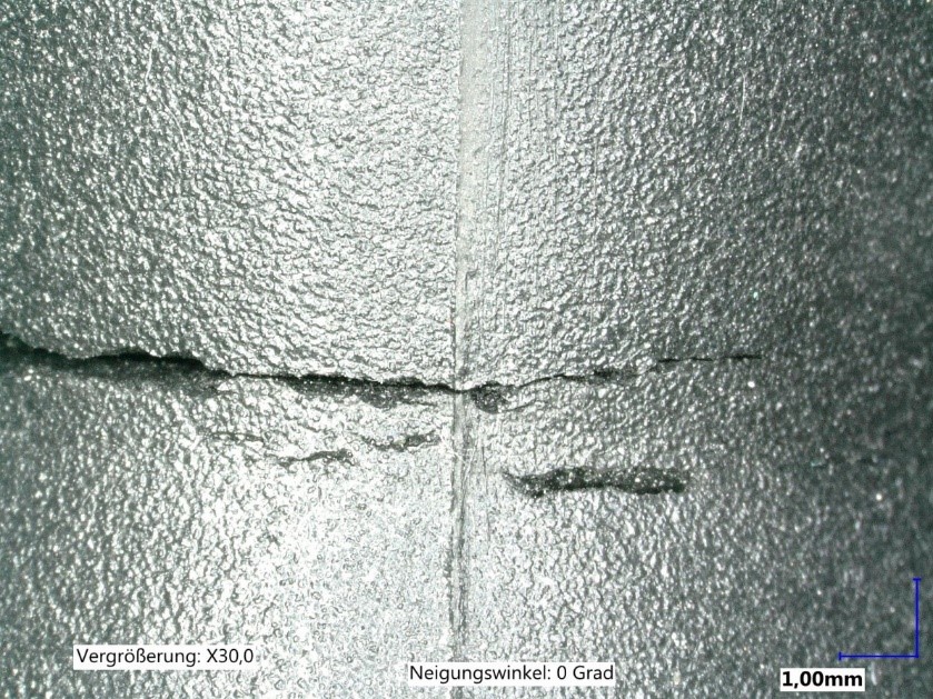 Ermüdungsriss durch zyklische Knickbeanspruchung an einem HNBR-Schlauchabschnitt (Bild: O-Ring Prüflabor Richter GmbH)
