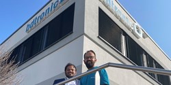 Santhosh Soundararajan (links) wird das Vertriebs- und Servicebüro gemeinsam mit dem Servicetechniker Chetankumar Chattannavar (rechts) betreiben (Bild: bdtronic GmbH)