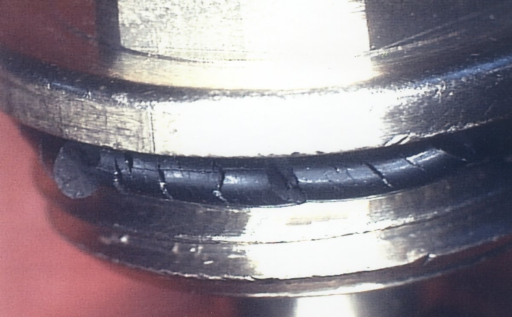 Bild 3: Vormontierter NBR O-Ring, der nach einigen Wochen Lagerung sehr stark rissig wurde (Bild: O-Ring Prüflabor Richter GmbH)