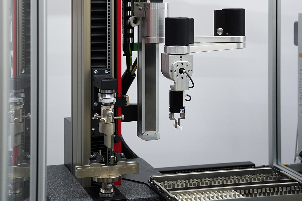Kunststoffprüfung auf 1 m² automatisieren