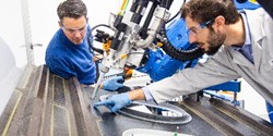 Sealing-Dosierversuche im ViscoTec-Technikum (Bild: ViscoTec Pumpen- u. Dosiertechnik GmbH)