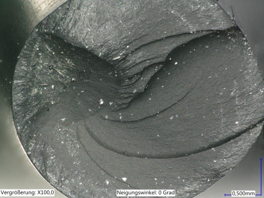 Bild 2: Bruchfläche eines durch Spiralrisse ausgefallenen O-Rings. Gut erkennbar ist die erfolgte Torsionsbeanspruchung des Querschnittes  (Bild: O-Ring Prüflabor Richter GmbH)