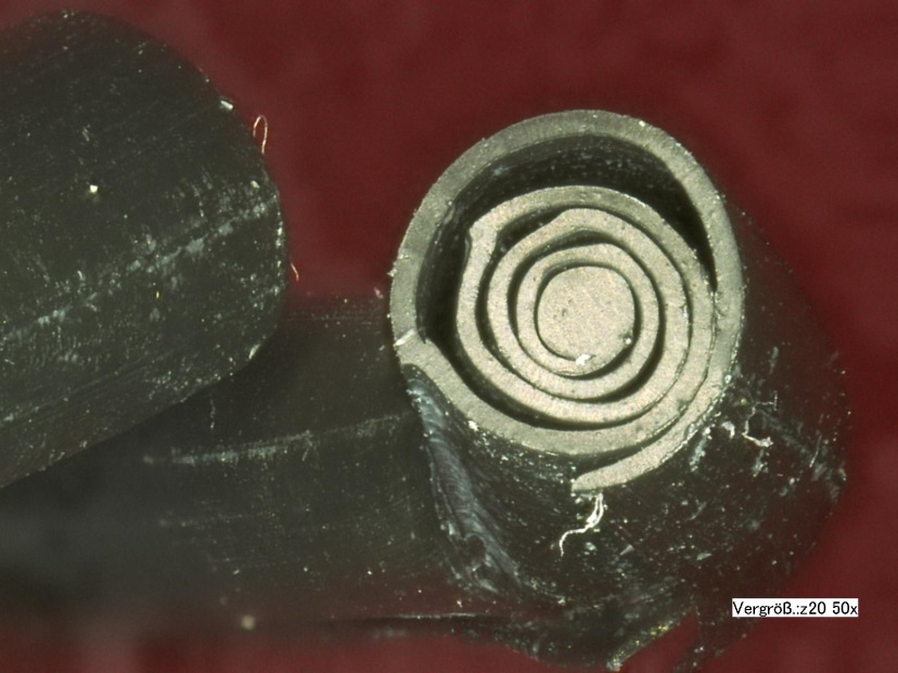 Bild 1: Auswirkung einer scharfkantigen Nutausführung – der O-Ring schält sich an der Nutkante ab (350 bar Druck, Spalt 0,05 mm) (Bild: O-Ring Prüflabor Richter GmbH)