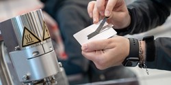 Plasmabehandlung ermöglicht die strukturelle Verbindung, nicht nur von Klebstoffen, sondern auch von Tapes, z.B. für Anwendungen in der Automotive-Industrie (Bild: Plasmatreat GmbH)