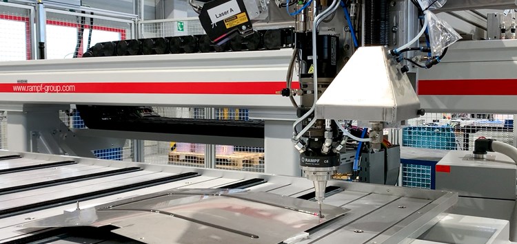 Schnelle Schaltschrankproduktion per Realtime-Offset-Dosierprozess