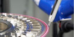Hochpräziser Auftrag von  Speedmask® auf Triebwerksbauteile (Bild: MTU Aero Engines )