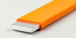 Stromschiene mit Isolierung aus ELASTOSIL® R 531/60. Der neue Siliconkautschuk keramifiziert im Brandfall, so dass die stromführende Schiene auch bei Unfällen oder bei einem Fahrzeugbrand isoliert bleibt Bild: WACKER)