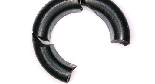 Bild 2: Überhitzter NBR O-Ring, vorgesehen in dieser Anwendung war ein FKM-Werkstoff (Bild: O-Ring Prüflabor Richter GmbH)