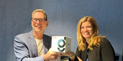 Die Geschäftsführenden Joachim Rapp und Anja Gaber (v.l.n.r.) mit dem Award (Bild: Innotech Marketing und Konfektion Roth GmbH)