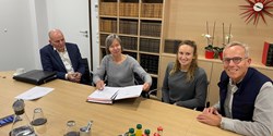 Der Gründer von Jeln: Dr. Christian Pluta mit seiner Ehefrau Annegret, sowie Ann-Katrin und Ralph Weidling bei der Vertragsunterzeichnung (Bild: WEICON GmbH & Co. KG)