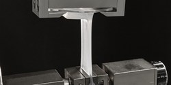 Tests zeigen, dass der selbsthaftende Siliconkautschuk ELASTOSIL®
LR 3078 auf Polycarbonat ohne Vorbehandlung der Oberflächen exzellent haftet (Bild: WACKER)