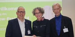 Award Ceremony v.l.n.r: Professor. Dr. Karsten Danielmeier, stellvertretender Präsident der Gesellschaft Deutscher Chemiker GDCh, mit Dr. Ruth Bieringer, Vice President Material Technology bei Freudenberg Sealing Technologies, und Professor Dr. Erhard Meyer-Galow, dem früheren Präsidenten der GDCh (Bild: Freudenberg Sealing Technologies)