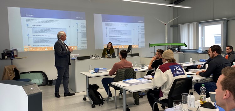 Erweitertes klebtechnisches Weiterbildungsangebot