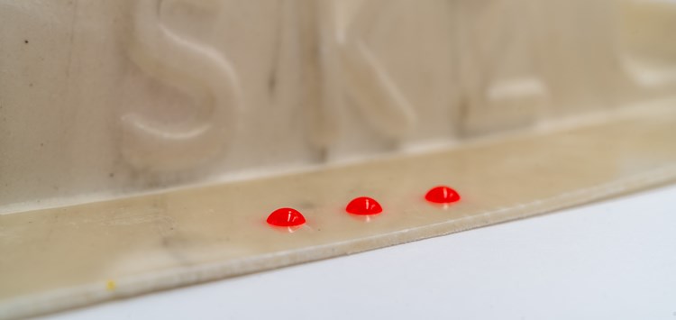 Analyse von Rezyklatoberflächen zum Kleben im Fokus