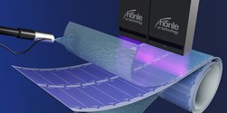Zur Versiegelung der empfindlichen PV-Module wird der Klebstoff Vitralit® UH 1411 auf die Barrierefolie aufgetragen
(Bild: Panacol)