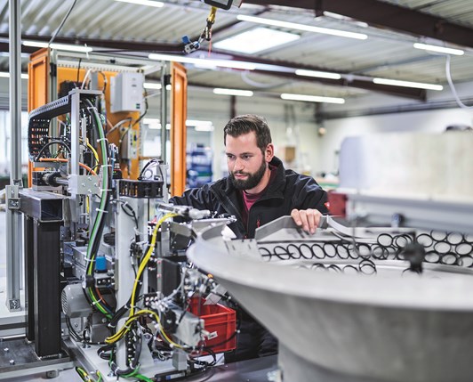 „Für die automatische Montage der nächsten 100 Mrd. Dichtungen stellen wir die Weichen.“