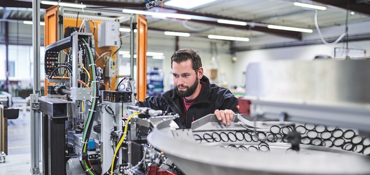 „Für die automatische Montage der nächsten 100 Mrd. Dichtungen stellen wir die Weichen.“