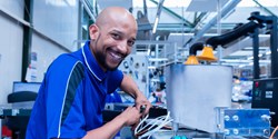 Regelmäßige Wartung und die Verwendung modernster Technik sorgen zusätzlich für ein sicheres Arbeitsumfeld (Bild: Bühnen GmbH & Co. KG)