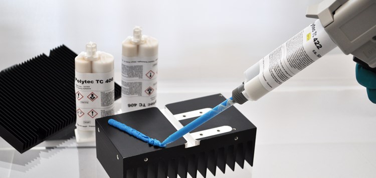Neue Wärmeleitklebstoffe für die manuelle Verarbeitung