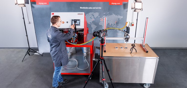 Online an Versuchen, Maschinenabnahmen und Schulungen teilnehmen