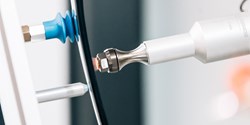 Plasma ist eine umweltfreundliche Alternative zu anderen Vorbehandlungsmethoden. Anwendende benötigen nur Energie und Druckluft (Bild: Plasmatreat)