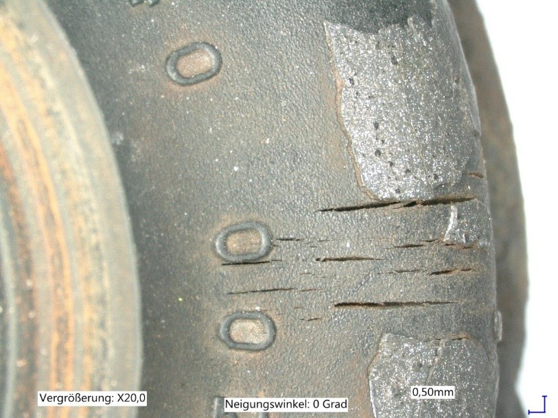 Manschette aus Polyesterurethan (AU) mit Ermüdungsrissen (20-fache Vergrößerung) (Bild: O-Ring Prüflabor Richter GmbH)