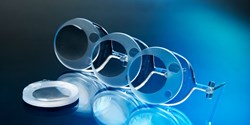 Klebstoffe werden z.B. zur Fertigung von Kunststofflinsen verwendet (Bild: Fraunhofer IPT)
