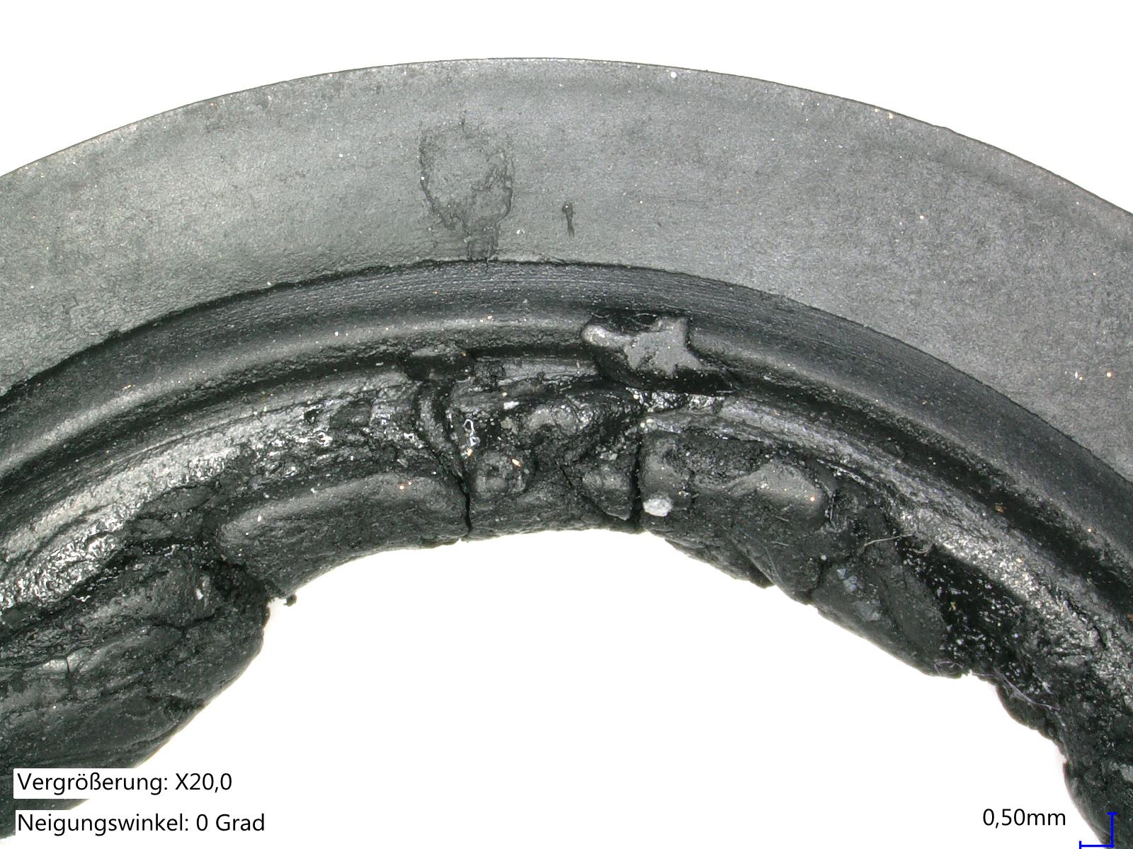 Bild 2: Durch Autoxidation (Entzinkung) geschädigte EPDM-Dichtung mit deutlich erkennbaren auf­geschmolzenen Bereichen wie bei einem Thermoplast oder bei TPE (Bild: O-Ring Prüflabor Richter GmbH)