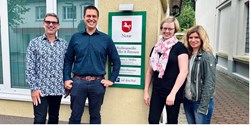 Beim Notar: Gesellschafter Birte und Julian Motzkau von der Formenfrei 3D (Mitte) mit  Innotech Geschäftsführerin Anja Gaber (rechts) und Joachim Rapp, Geschäftsführer der Rapp Technologie Holding GmbH und der Innotech Marketing und Konfektion GmbH (links) (Bild: Innotech)