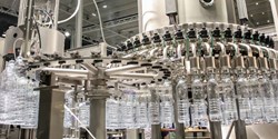 Dichtungen aus Allroundwerkstoffen vereinen hohe Performance mit einem wirtschaftlichen Einsatz (Bild: Beverage filling line - GITIS Deutschland | Averis GmbH)