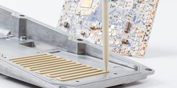 Im Dispense-Verfahren wird ein siliconbasierter Gap-Filler auf den Kühlkörper einer Leistungselektronikbaugruppe appliziert (Bild: Wacker Chemie AG)