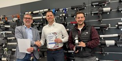 Mit dieser Partnerschaft stärken beide Unternehmen ihre Marktposition in der Klebstoffbranche – v.l.n.r. Joachim Rapp, Patrick Bales, Luca Süss (Bild: Innotech)