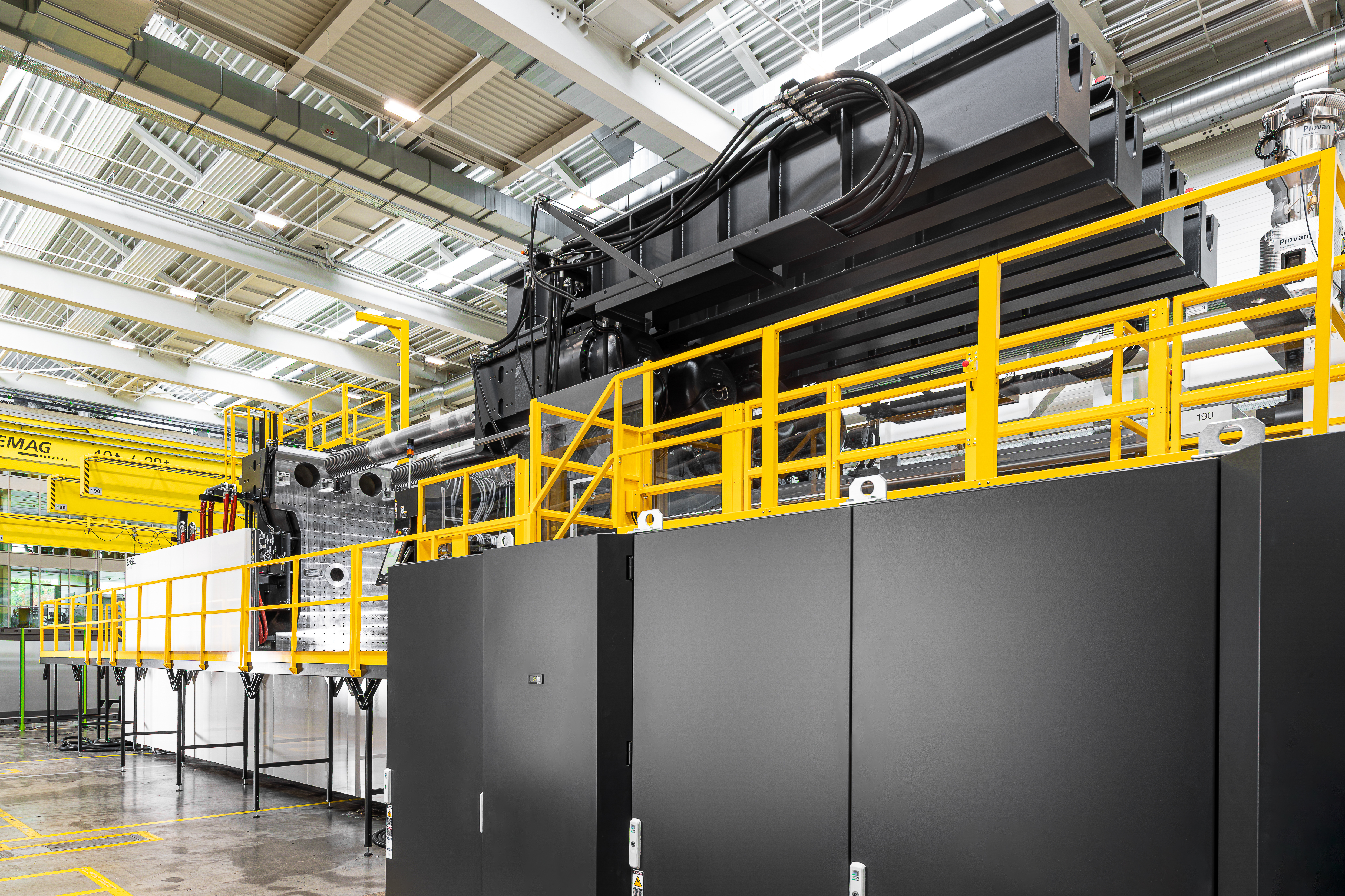 Größte Spritzgießmaschine der Welt gebaut