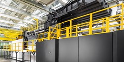 Größte Spritzgießmaschine der Welt gebaut