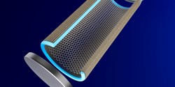 Mit dem medienbeständigen Klebstoff Structalit® 5826 VT (im Bild hellblau dargestellt) lassen sich etwa Ölfilter einfach und dauerhaft verkleben (Bild: Panacol)